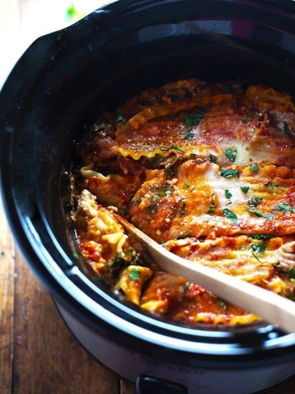Super Easy Skinny Veggie Crockpot Lasagna - a handful of simple ingredients for a healthy family dinner. | https://fresh-shape.today