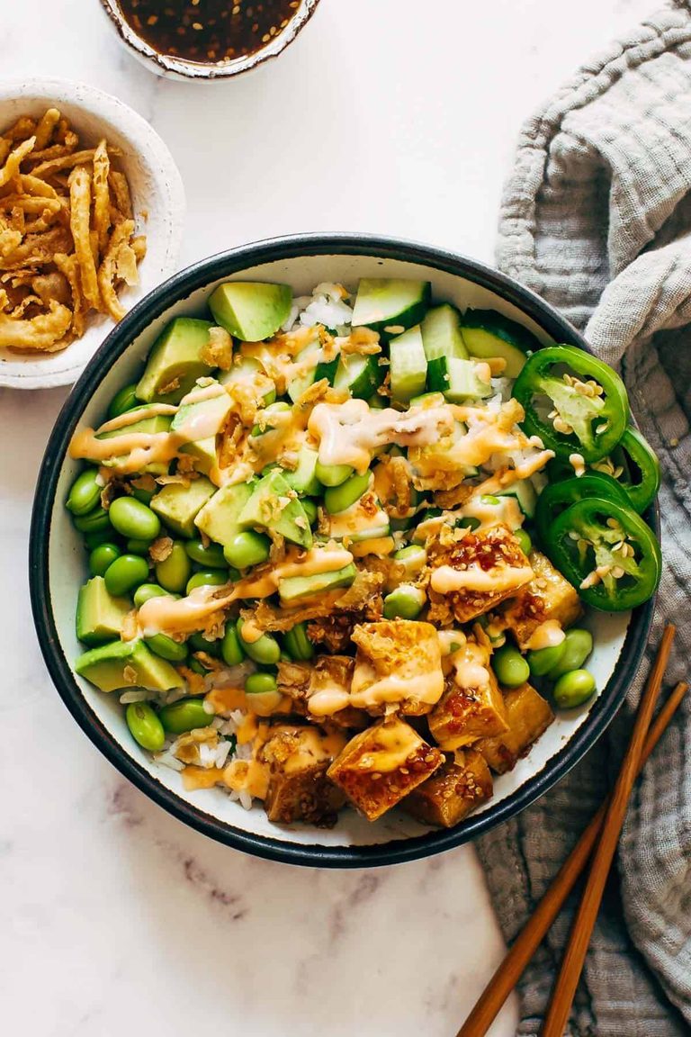 Crunchy roll bowl with spicy mayo on top.